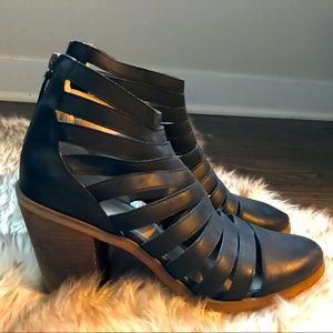 Hinge shoes